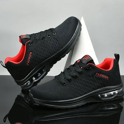 Zapatillas deportivas hombre negras y rojas, diseño moderno y liviano, ideales para running. Resistentes y cómodas para entrenamiento.