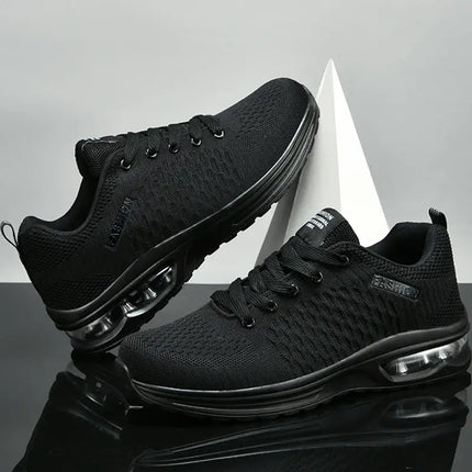 Zapatillas deportivas para hombre en color negro, diseño resistente y liviano, ideales para running. Disponible en varios talles.