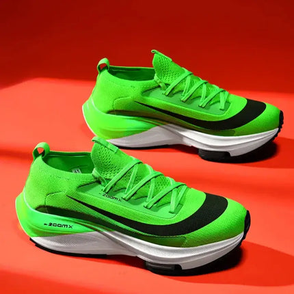 Zapatillas running ultralivianas verdes en fondo rojo, con amortiguación profesional para hombres. Zapatillas deportivas hombre.