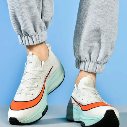 Hombre con zapatillas running ultralivianas 2025 con amortiguación profesional, diseño moderno y cómodo. Zapatillas deportivas hombre.