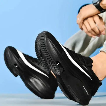 Hombre con zapatillas running ultralivianas en color negro con amortiguación profesional, ideales para deportes y actividades físicas.