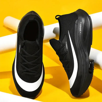Zapatillas Running Ultralivianas 2025 negras con amortiguación profesional para hombre sobre fondo amarillo.