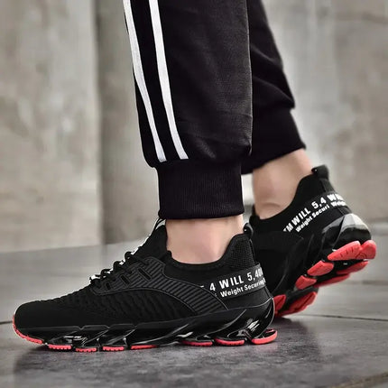 Zapatillas ShockAir Hombre negras con amortiguación, ideales para confort diario y deporte, combinadas con pantalón deportivo a rayas.
