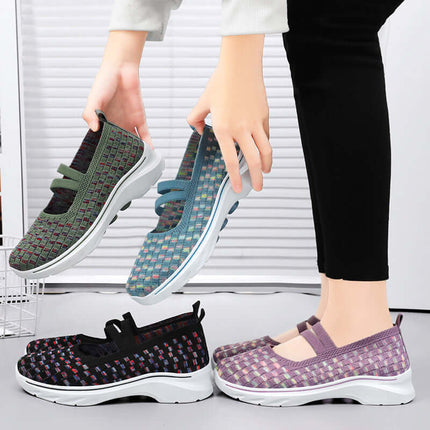 Mujer sosteniendo zapatillas transpirables con bloques de color, promoción compre 1 llevate 2, diseño cómodo y moderno, Argentina.