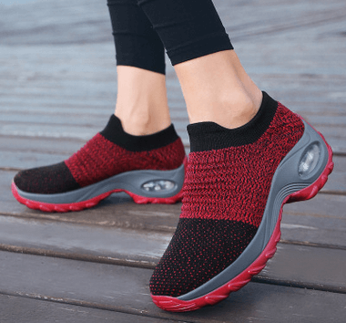 Zapatillas transpirables de amortiguador deportivo en rojo, ultra ligeras y flexibles, ideales para caminatas cómodas y soporte del pie.