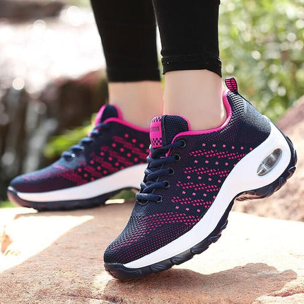 Zapatillas Urban Trek Zenithi with Deep Care technology, showcasing comfort and style on rocky terrain, ideal for exercise.