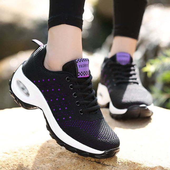 Zapatillas Urban Trek Zenithi featuring Comfort Flex and Deep Care technology, ideal for exercise, shown on outdoor terrain.