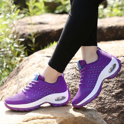 Purple Zapatillas Urban Trek Zenithi with Comfort Flex technology for exercise and style, showcased on rocky terrain.