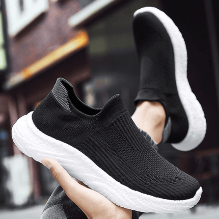 Zapato casual de mujer, negro y transpirable, con suela blanca, ideal para confort y estilo informal.