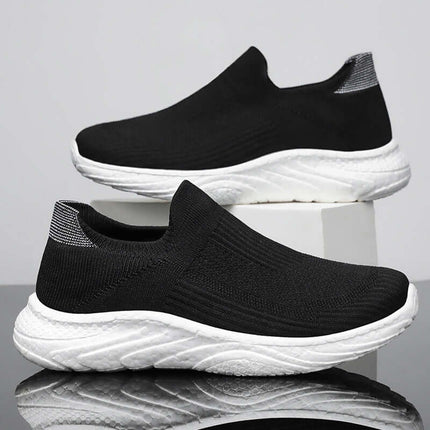 Zapato casual de mujer en color negro, transpirable y ligero, con suela blanca. Diseño cómodo y moderno, ideal para uso diario.