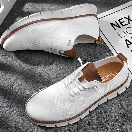 Zapato casual europeo, blanco con detalles en cuero, sobre fondo gris. Ideal para hombre que busca comodidad y estilo europeo.