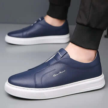 Hombre usando zapatos casuales azules de cuero genuino con diseño moderno y elegante. Zapatos Casuales Hombre.