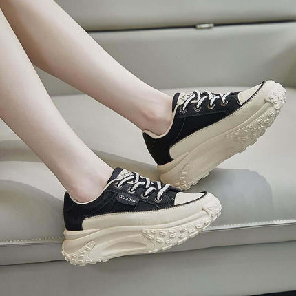 Zapatillas con alza de suela gruesa, modernas y versátiles, en color negro y beige, con diseño elegante y cómodo para uso casual.