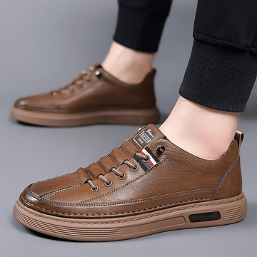 Zapato de cuero auténtico marrón para hombres, estilo casual y moderno, ideal para complementar tu atuendo diario.