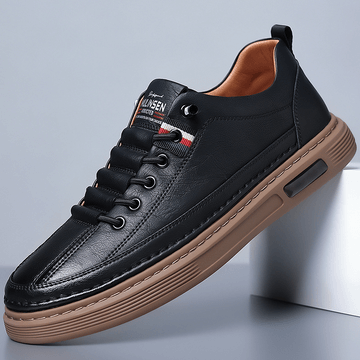 Zapato de cuero auténtico negro con suela marrón para hombres, ideal para estilo casual. Keywords: Zapatos Casuales Hombre.