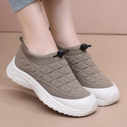 Zapato SoftWalk Urban in beige with breathable, stretchy design, crafted by artisans for stylish comfort and smaller appearance.