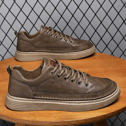 Zapatos Urban Stone casuales para hombre con textura delicada y suela resistente, sobre una mesa de madera.