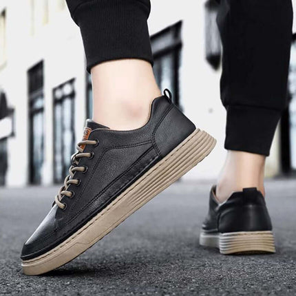 Zapatos Urban Stone negros para hombre caminando en calle urbana, diseño casual, suela antidesgaste, ideal para moda y comodidad.