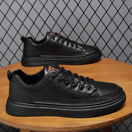 Zapatos Urban Stone para hombre en negro sobre mesa, combinan moda y funcionalidad con suela duradera. Zapatos Casuales Hombre ideales.
