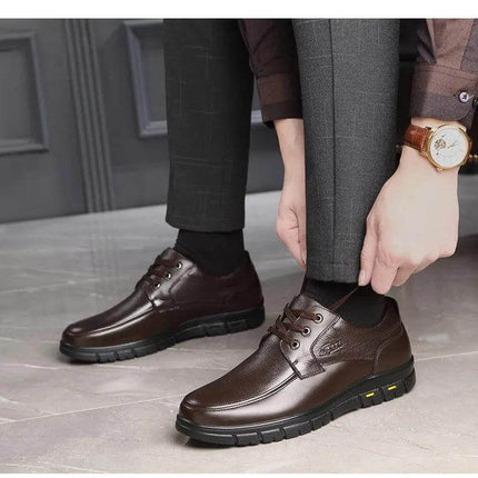 Hombre ajustando zapatos de cuero genuino marrón oscuro, estilo casual y confort diario, ideal para moda masculina en Argentina.