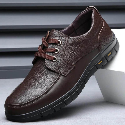 Zapato casual de cuero genuino para hombre en color marrón, ideal para estilo y confort diario.
