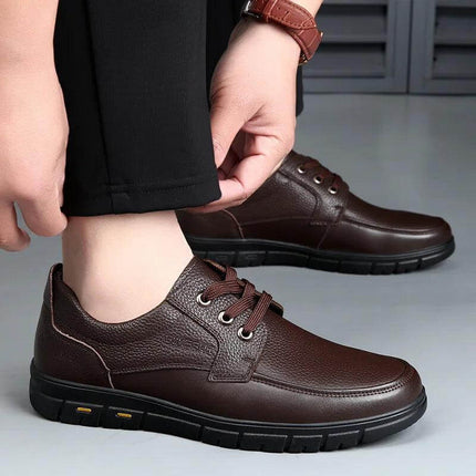 Zapatos de cuero genuino para hombre, estilo casual y confortable, adecuados para uso diario.