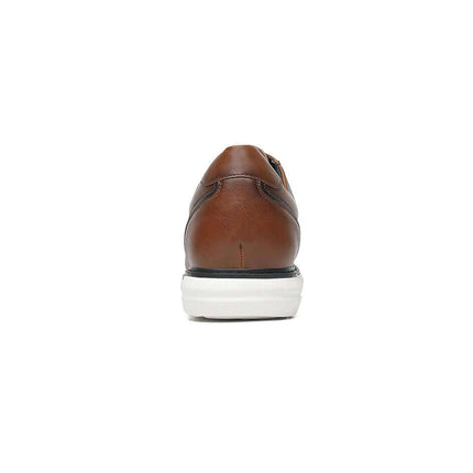 Zapato casual elegante para hombre ZENITHI visto desde atrás, color marrón con suela blanca, estilo con cordones.