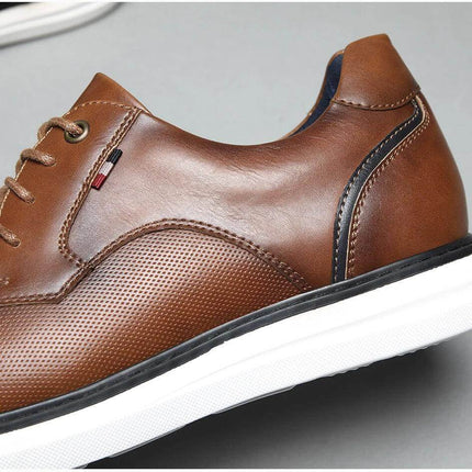 Zapatos de Hombre ZENITHI casuales elegantes con cordones, diseño moderno, color marrón con detalle perforado y suela blanca.
