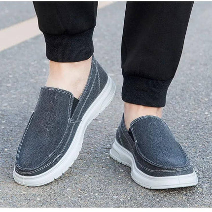 Zapatos de lona casuales para hombre en color gris, ideales para caminar, estilo cómodo y moderno.