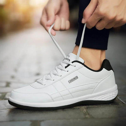 Zapatos impermeables blancos, estilo diario, ideales para hombres. Perfectos como zapatos casuales para caminar con comodidad.