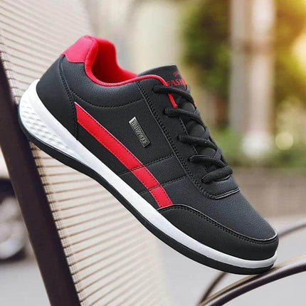 Zapato impermeable negro y rojo, estilo casual diario para hombre en una silla, ideal para el clima húmedo urbano.