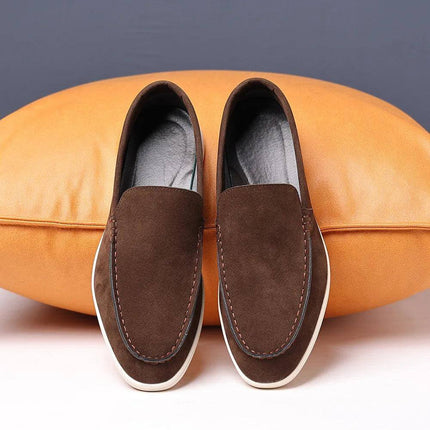 Zapatos casuales hombre marrones sin cordones sobre cojín, ideales para confort y estilo diario.