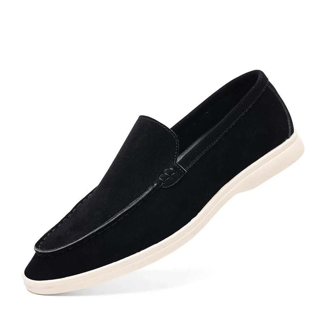 Zapatos casuales hombre sin cordones en color negro con suela blanca. Diseño cómodo y moderno para estilo diario.