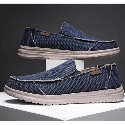 Zapatos casuales transpirables lino para hombre en exhibición, color azul marino con suela blanca, diseño moderno y cómodo.