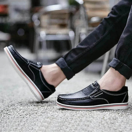 Zapatos Mocasín de Cuero Genuino para Hombre estilo casual en color negro, ideales para un look relajado y moderno.