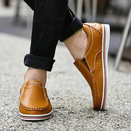 Zapatos mocasín de cuero genuino para hombre, estilo casual, ideales para moda informal. Zapatos casuales hombre elegantes y cómodos.