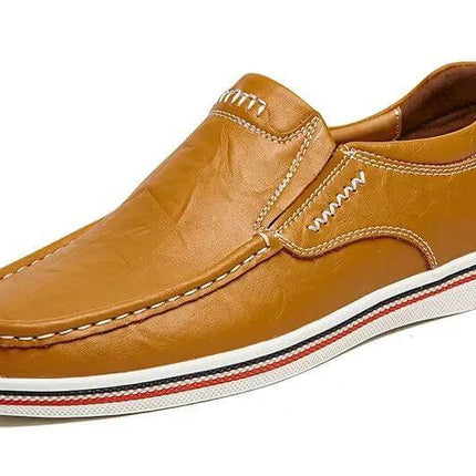 Zapatos mocasín de cuero genuino para hombre en tono marrón claro, estilo casual. Zapatos casuales hombre de diseño elegante.
